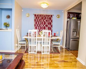 Luxe 7 bdr 4 Fullbath with Jacuzzi on West side Detroit - Detroit - Comedor