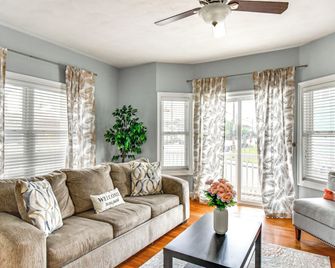 Walk to Public Beach Access Norfolk Fami - Norfolk - Living room
