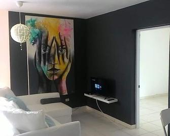 Chica-friendly apartment near bars/restaurants, fully equipped, pool/Wifi/TV - Sosúa - Living room