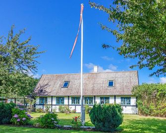 Stunning home in Svaneke with kitchen - Svaneke - Edificio