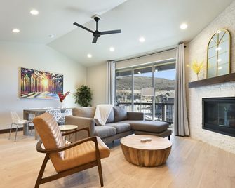 Winter specials: Bright, Modern Retreat with Hot Tub +Game Room sleeps 12. - Heber City - Wohnzimmer