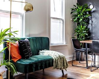 Jungle House Columbus - Luxury Downtown Homes Free Parking - Columbus - Sala de estar