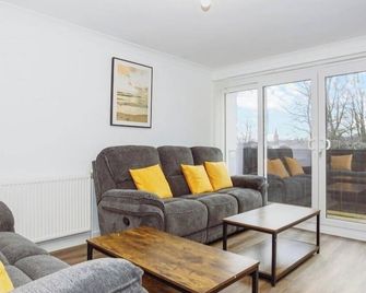 Caul View Apartment in Dumfries - Dumfries - Living room