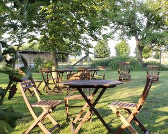 Apartment 'Damwildhof Fewo Zur Kastanie' with Shared Garden and Wi-Fi - Spornitz - Patio