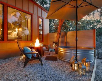 Hill Country Glass House - Hondo - Патіо