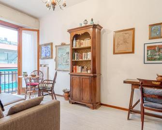 Amazing apartment in Rapallo with WiFi and 1 Bedrooms - Rapallo - Living room