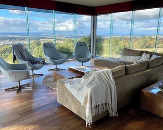 Spacious 6-BR Retreat with Breathtaking Views – Perfect for Family & Friends - Gisborne - Living room