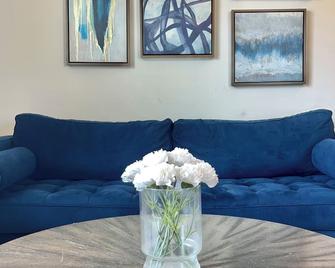 Cozy 3br Near Uptown, Carowinds, South End & Airport– Pool Access - Charlotte - Soggiorno