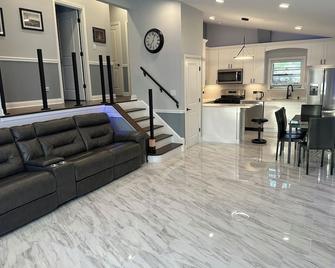 House in the Park 5 Min from O'Hare - Des Plaines - Living room