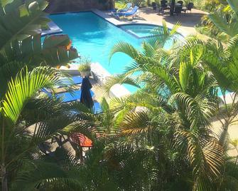 Almond Tree Hotel Resort - Corozal - Piscina