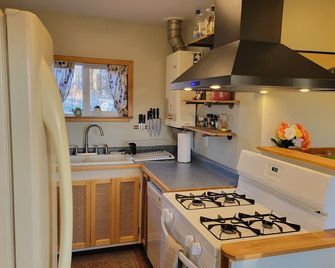 Cozy Lake Champlain Cottage - Property on Lake Champlain - Plattsburgh - Kitchen