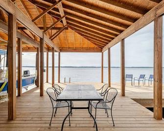 Romantic Lakefront Cabin 1br Pvt Hot Tub & Dock - Flint - Balcón