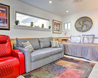 Central Elmont Studio With Great Outdoor - Floral Park - Living room