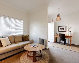 Bay Breeze Boutique Accommodation - Batemans Bay - Olohuone