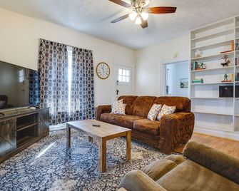 Family-Friendly Home in Junction City - Junction City - Living room