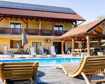 Lahinja & Kolpa river apartments - Metlika - Piscina