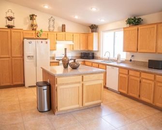 Space To Play In Centennial Hills Las Vegas! 5 Bedroom Single Story On Half Acre - Las Vegas - Kitchen