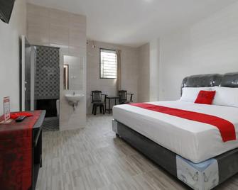 RedDoorz Plus Near Rs Royal Prima Medan - Medan - Bedroom