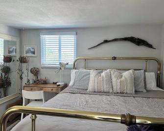 Charming studio in delightful La Mesa with WiFi, AC and Deck - La Mesa - Bedroom