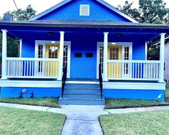 Big Easy Blue & Gold: Lower 9th Ward Charm - New Orleans - Building