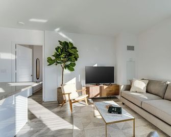 Friday Harbour Resort - Innisfil - Living room