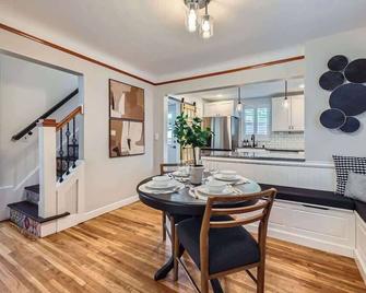 Modern Classic Stay w/ Hot Tub & Fire Pit - Minneapolis - Menjador