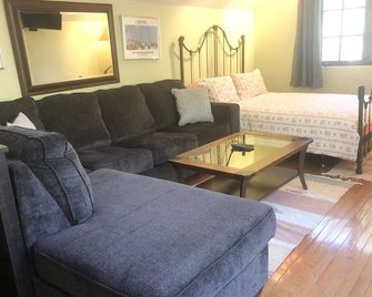 Charming Loft-like “treehouse” with Mountain Views - Minturn - Living room