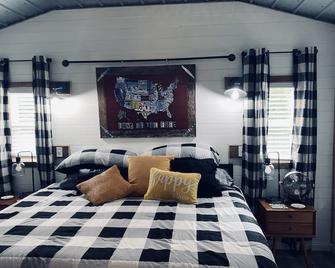 Coco's Cabin #3, Where pets stay free - Goodlettsville - Bedroom