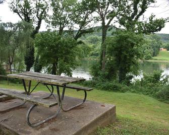Jack's White River Fishing Resort - Mountain View - Patio