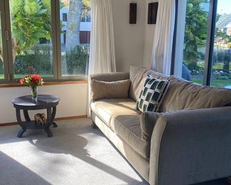 Bethlehem Guesthouse - close to Bethlehem Town Centre - Tauranga - Living room
