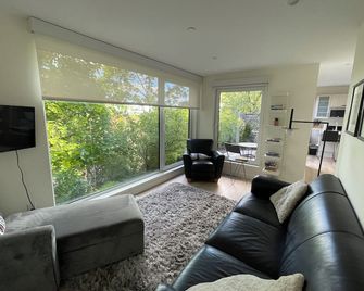 Sunny Modern Oasis in Portland’s Trendy East End - Portland - Living room