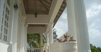 Fantastic Self Catering Villa Near The Hip Strip & Beach In Montego Bay Jamaica - Montego Bay - Balkong