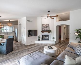 Stylish N Scottdsdale 4 bdrm With Sparkling Pool and Games Galore - Phoenix - Living room