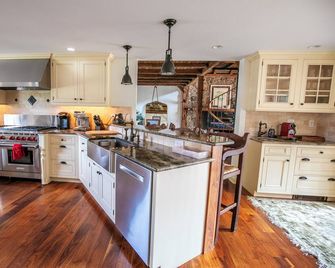 Spring Bloom! Elegant 5 bedroom Entertainers Retreat + Pool + fireplace - Fairfield - Kitchen