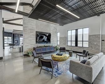 Luxury Walk In The Park - Fishers - Living room