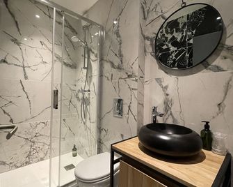 Urban Jungle Hôtel Orleans - Orléans - Bathroom