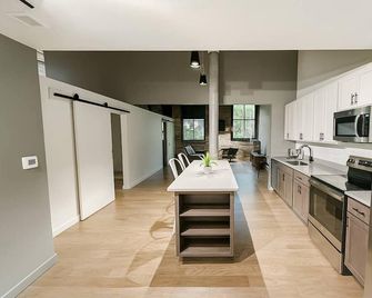 Sleepover | Airy 2bd/1ba Loft - Newton - Newton - Küche