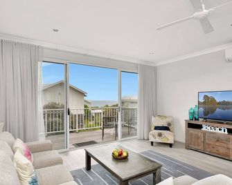 Ahoy Villa at Caves Beach Villas - Caves Beach - Sala de estar