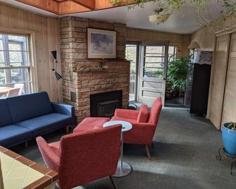 Spectacular 77 acre estate, fishing ponds & close to Kettle Moraine trails - Eagle - Living room