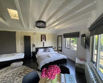Secluded Lodge at the top of the garden. Free Parking, Dog Friendly £20 per pet - Hove - Bedroom