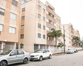 Apto com garagem para até 4 pessoas em Palhoça - SC - Palhoça - Building
