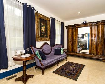 Stone Manor Boutique Inn - Lovettsville - Living room