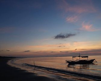 Peace & Love Beach Club Eco Boutique Resort - Roxas - Playa