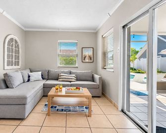 Captivating Brand-New Heated Saltwater Pool in Seminole 5 Mins to Beaches - Seminole - Living room