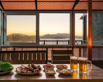 Yeosu Yegreena Spa Pension - Yeosu - Balcony