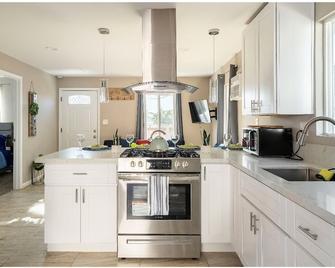 Cozy 2Bedroom 1.5bath near I-805 and 5 - Chula Vista - Cocina