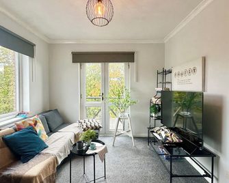 'Blue dreams' stay near Glasgow city - Clydebank - Living room