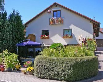 Cozy Vacation Apartment 'Waldraff' with Terrace, Wi-Fi & Playground - Ostrach - Gebouw