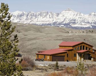 Big Diamond RanchbrLuxury home with mountain views and a river running through - Dubois - Budova