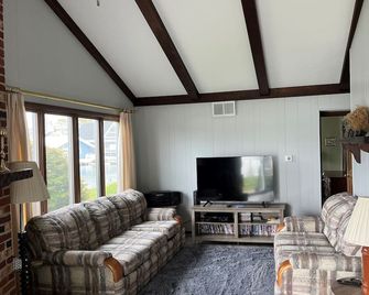 Lake Wawasee waterfront home overlooking Johnson's Bay. New Renovations for 2026 - Syracuse - Sala de estar
